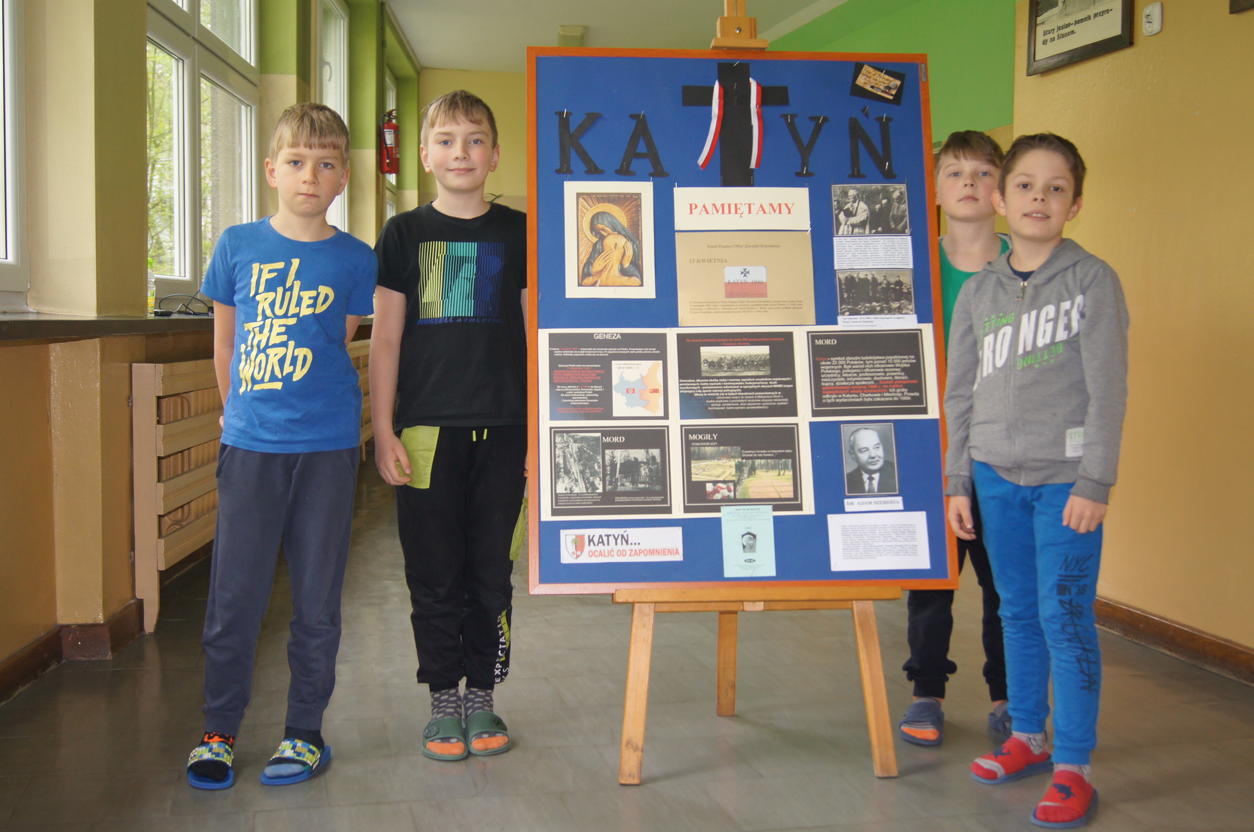 uczniowie na tle materiałów z katyniem