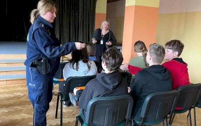 galeria prezentująca spotkanie dzieci z panią z policji