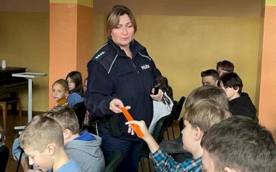 galeria prezentująca spotkanie dzieci z panią z policji