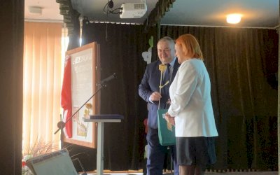 zdjęcie prezentujące osoby występujące na 50 leciu otwarcia szkoły