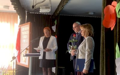 zdjęcie prezentujące osoby występujące na 50 leciu otwarcia szkoły