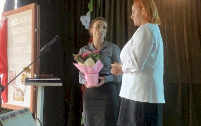 zdjęcie prezentujące osoby występujące na 50 leciu otwarcia szkoły