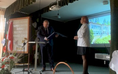 zdjęcie prezentujące osoby występujące na 50 leciu otwarcia szkoły