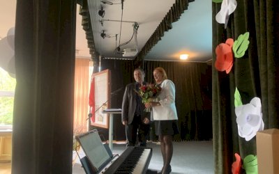 zdjęcie prezentujące osoby występujące na 50 leciu otwarcia szkoły