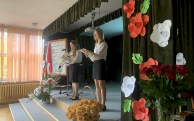 zdjęcie prezentujące osoby występujące na 50 leciu otwarcia szkoły