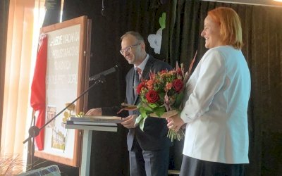 zdjęcie prezentujące osoby występujące na 50 leciu otwarcia szkoły