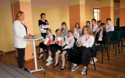 zdjęcia z akademi przedstawiającej wystąpienie z okazji dnia niepodległości