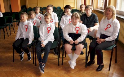 zdjęcia z akademi przedstawiającej wystąpienie z okazji dnia niepodległości