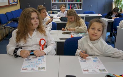 zdjęcia z akademi przedstawiającej wystąpienie z okazji dnia niepodległości
