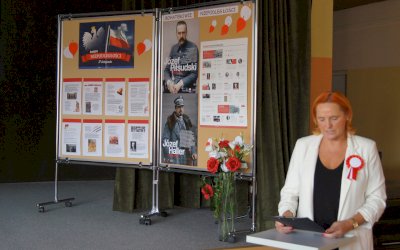 zdjęcia z akademi przedstawiającej wystąpienie z okazji dnia niepodległości