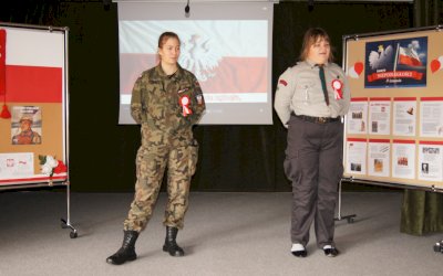 zdjęcia z akademi przedstawiającej wystąpienie z okazji dnia niepodległości