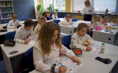 zdjęcia z akademi przedstawiającej wystąpienie z okazji dnia niepodległości