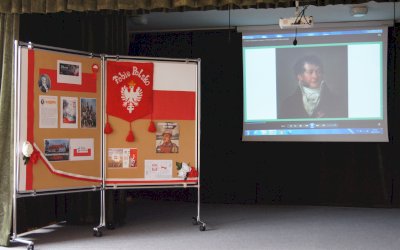 zdjęcia z akademi przedstawiającej wystąpienie z okazji dnia niepodległości