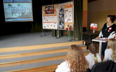 zdjęcia z akademi przedstawiającej wystąpienie z okazji dnia niepodległości