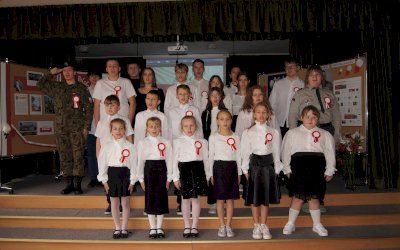 zdjęcia z akademi przedstawiającej wystąpienie z okazji dnia niepodległości
