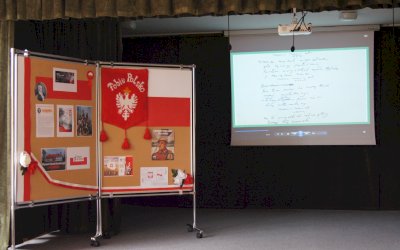 zdjęcia z akademi przedstawiającej wystąpienie z okazji dnia niepodległości