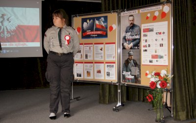 zdjęcia z akademi przedstawiającej wystąpienie z okazji dnia niepodległości