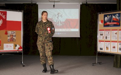 zdjęcia z akademi przedstawiającej wystąpienie z okazji dnia niepodległości