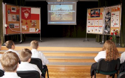 zdjęcia z akademi przedstawiającej wystąpienie z okazji dnia niepodległości