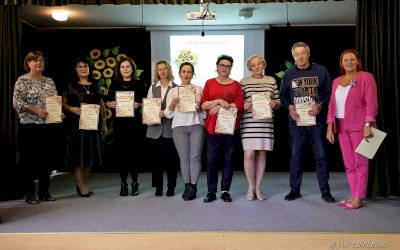 pani dyrektor z uczniami na scenie