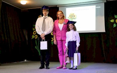 pani dyrektor z uczniami na scenie