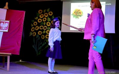 pasowanie przez panią dyrektor uczennicy