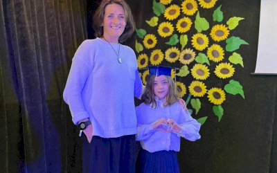 uczennica z osobą dorosłą 