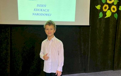 uczen na tle rzutnika