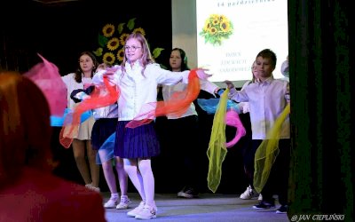 występ uczniów na scenie