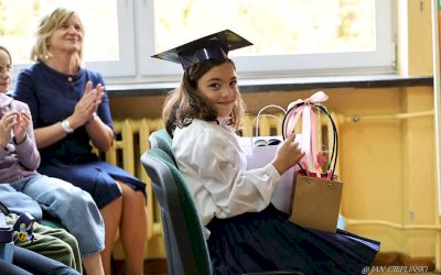 dziewczynka trzymająca nagrody