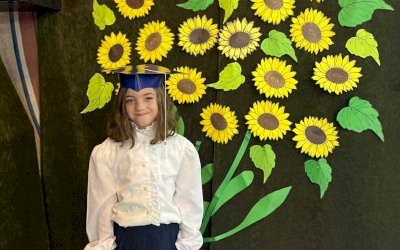 dziewczynka trzymająca nagrody