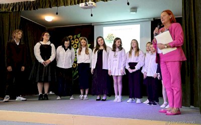 pani dyrektor z uczniami na scenie