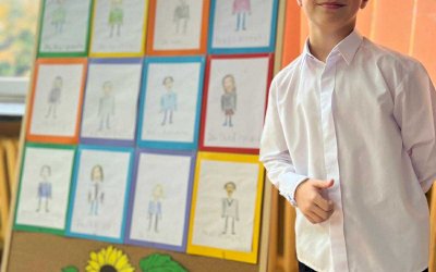 uczeń na tle rysunków