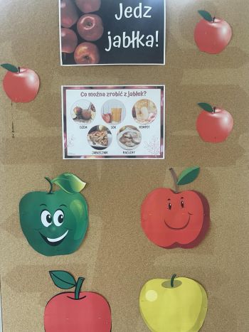 prace na tablicy z dotyczące jabłek na tablicy