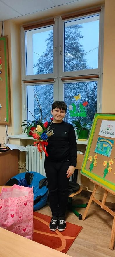 Uczennica prezentuje wykonaną palmę wielkanocną.