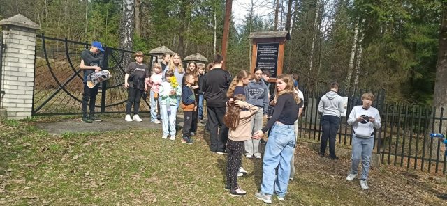 Uczniowie przed miejscem pamięci