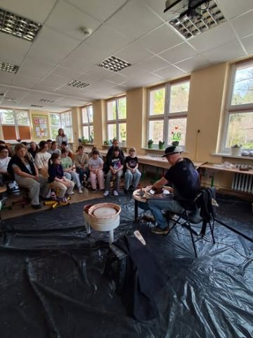 Pokaz pracy przy kole garncarskim