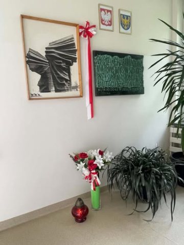 Kącik pamięci pod tablicą pamiątkową