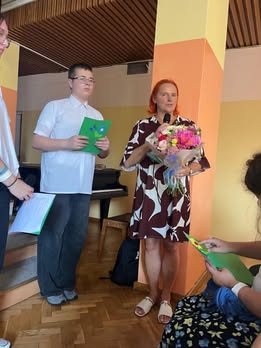 Wręczanie kwiatów podczas spotkania