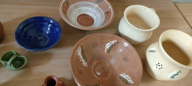 Przykłady ozdobionych naczyń ceramicznych.